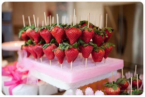brochetas-de-fresa-para-baby-shower