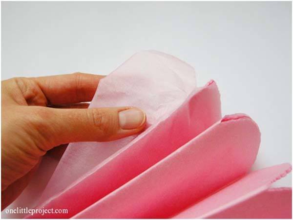 hacer-bola-de-papel-casera-para-decorar