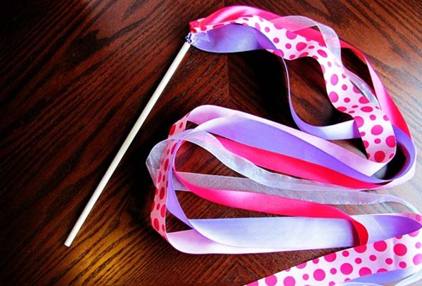 como-hacer-una-varita-con-cintas