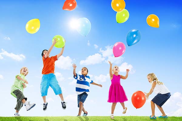 con globos para una fiesta infantil